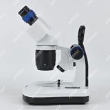 Бинокулярный стереомикроскоп AHT-34 с поворотным объективом (1x-3x) и сенсорной регулировкой яркости, светодиодами проходящего и падающего света и аккумуляторными батареями Бинокулярный стереомикроскоп AHT-34 с поворотным объективом (1x-3x) и сенсорной регулировкой яркости, светодиодами проходящего и падающего света и аккумуляторными батареями