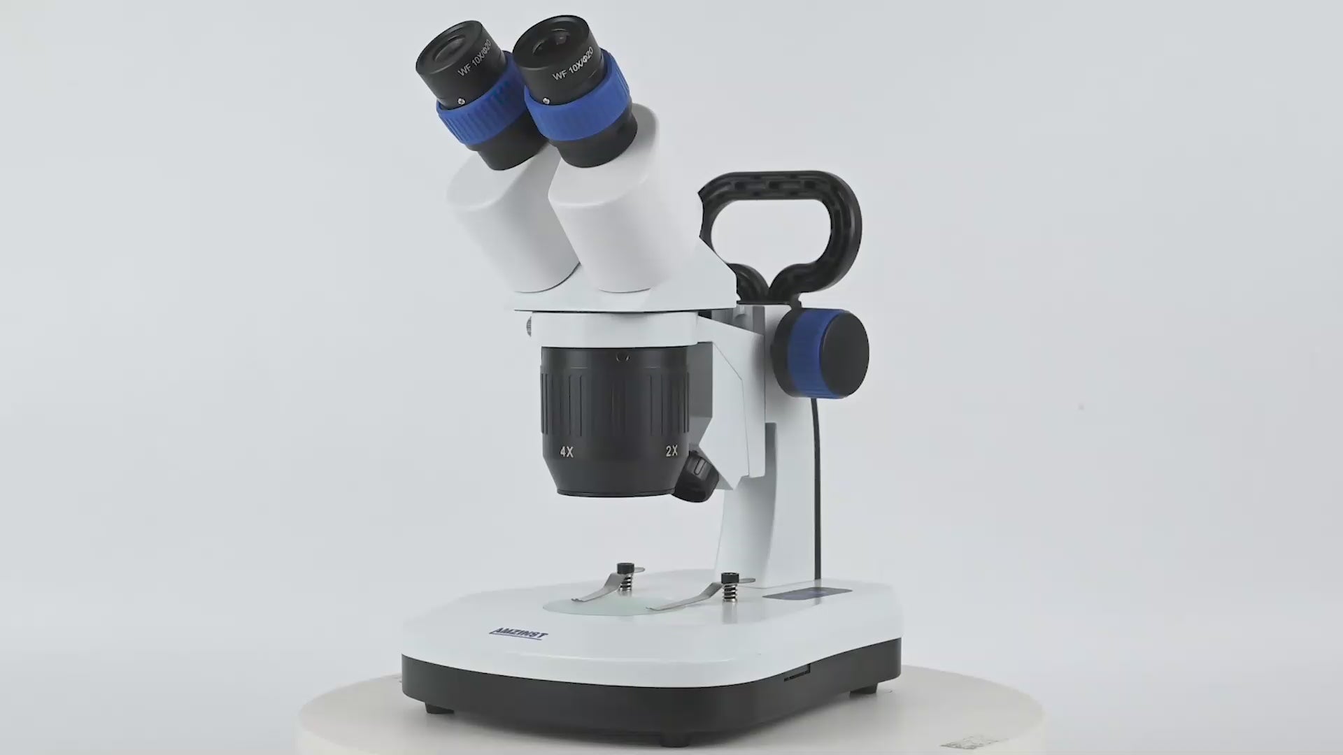 Бинокулярный стереомикроскоп AHT-33 с поворотным объективом (2x-4x) и сенсорной регулировкой яркости, светодиодами проходящего и падающего света и аккумуляторными батареями Бинокулярный стереомикроскоп AHT-33 с поворотным объективом (2x-4x) и сенсорной регулировкой яркости, светодиодами проходящего и падающего света и аккумуляторными батареями