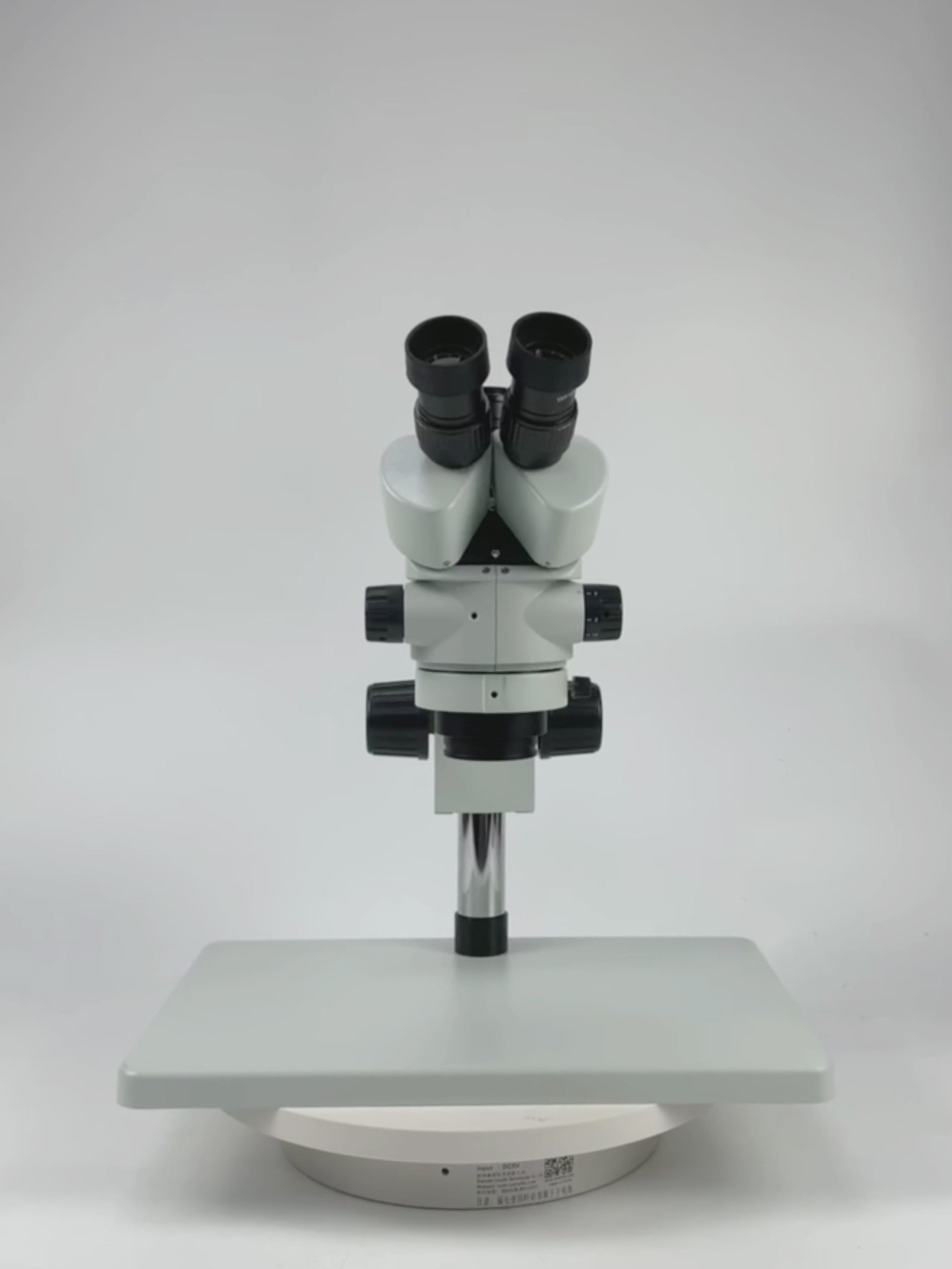 Тринокулярный стереомикроскоп NZM0745T-L1 с увеличением 0,7–4,5X Тринокулярный стереомикроскоп NZM0745T-L1 с увеличением 0,7–4,5X